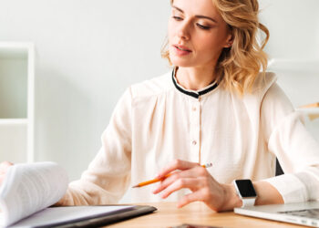 Średnia z godzin ponadwymiarowych