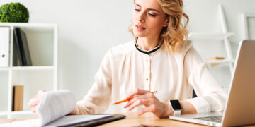 Średnia z godzin ponadwymiarowych