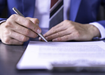 Aneksowanie umowy nauczycielowi, któremu w trakcie roku dochodzą godziny