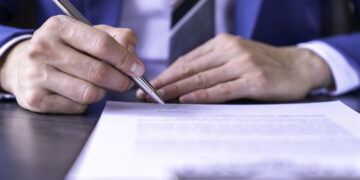 Aneksowanie umowy nauczycielowi, któremu w trakcie roku dochodzą godziny