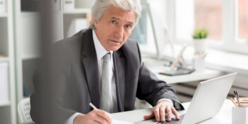 Czy organ prowadzący ma prawo zobligować dyrektora do realizacji zajęć rewalidacyjnych w formie grupowej?