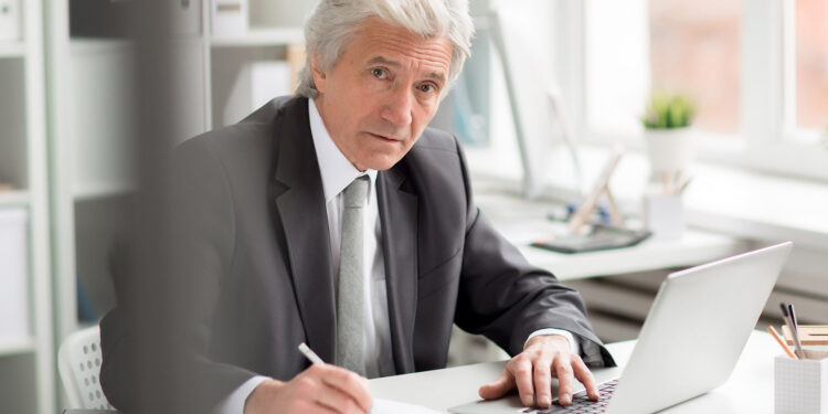 Czy organ prowadzący ma prawo zobligować dyrektora do realizacji zajęć rewalidacyjnych w formie grupowej?