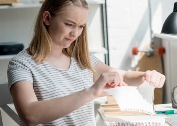 Zniszczenie dziennika przez ucznia – działania dyrektora szkoły, odpowiedzialność ucznia