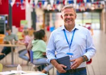 Czy dyrektor może realizować zastępstwa doraźne?