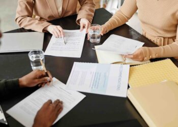 Nakaz zwolnienia poszczególnych pracowników przez organ prowadzący