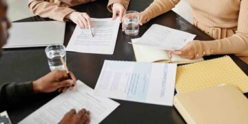 Nakaz zwolnienia poszczególnych pracowników przez organ prowadzący