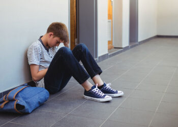 Jakie instytucje powinien zawiadomić dyrektor o stosowanej przemocy wobec ucznia w rodzinie?