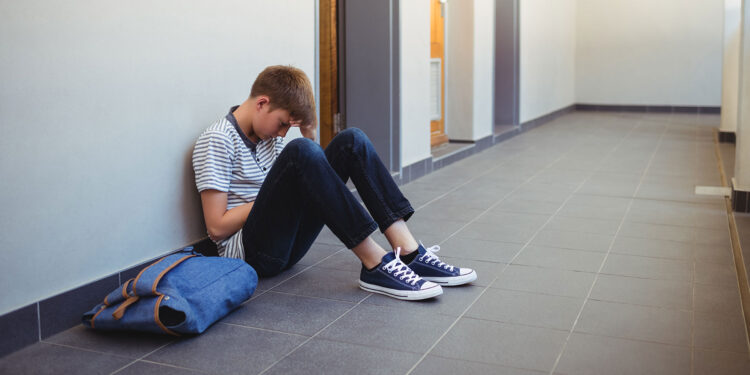 Jakie instytucje powinien zawiadomić dyrektor o stosowanej przemocy wobec ucznia w rodzinie?