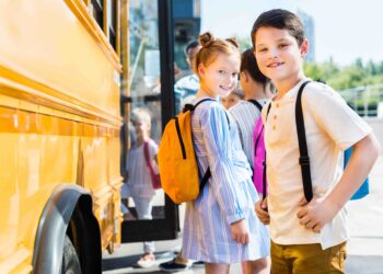 Weryfikacja kierowców i opiekunów w rejestrach, gdy organ zlecił podwykonawcy dowóz uczniów do szkół