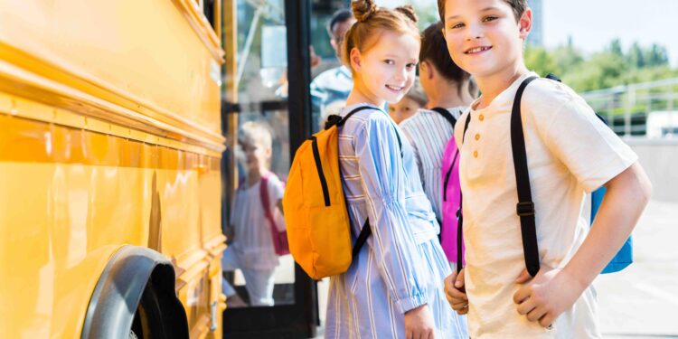 Weryfikacja kierowców i opiekunów w rejestrach, gdy organ zlecił podwykonawcy dowóz uczniów do szkół