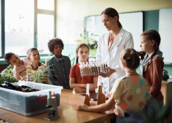 Co należałoby zmienić w edukacji przyrodniczej (biologicznej) uczniów, by dobrze ich przygotować do podjęcia studiów wyższych na kierunkach biologiczno-przyrodniczych i związanych z ochroną zdrowia?