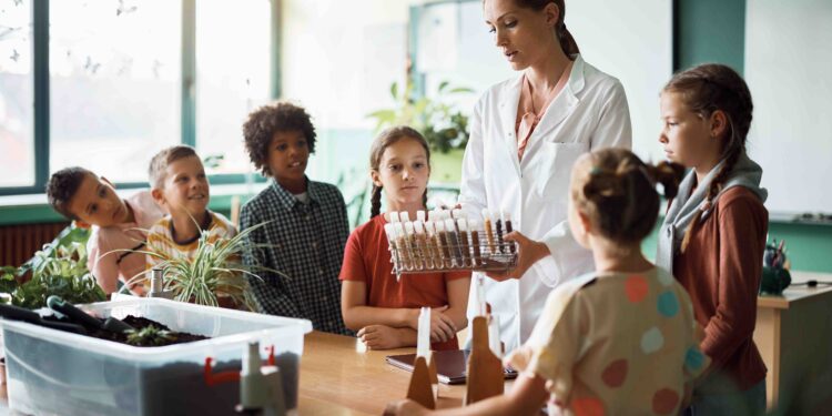 Co należałoby zmienić w edukacji przyrodniczej (biologicznej) uczniów, by dobrze ich przygotować do podjęcia studiów wyższych na kierunkach biologiczno-przyrodniczych i związanych z ochroną zdrowia?