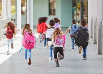 Wideo o szkole a cudze utwory w tle filmu