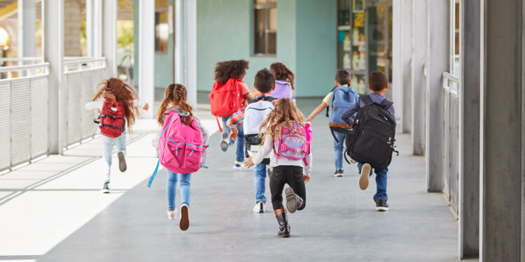 Wideo o szkole a cudze utwory w tle filmu