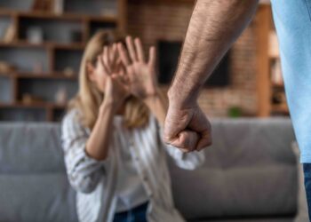 Podejrzenie o przemoc domową dziecka  – jakie powinny być działania dyrektora?