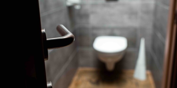 Czy nauczyciel może odmówić uczniowi wyjścia do toalety podczas lekcji?